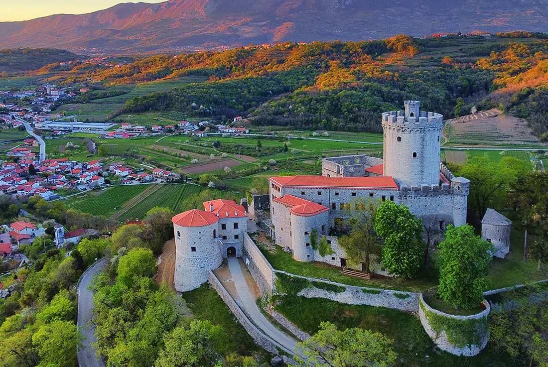 Grad Rihemberk nad zeleno pokrajino